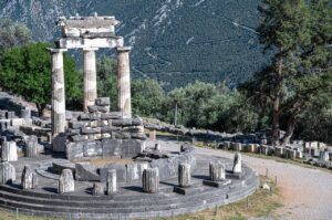 oracle-at-Delphi-temple-columns-7340124_1280-Image-by-jacqueline-macou-from-Pixabay-fair-use.jpg